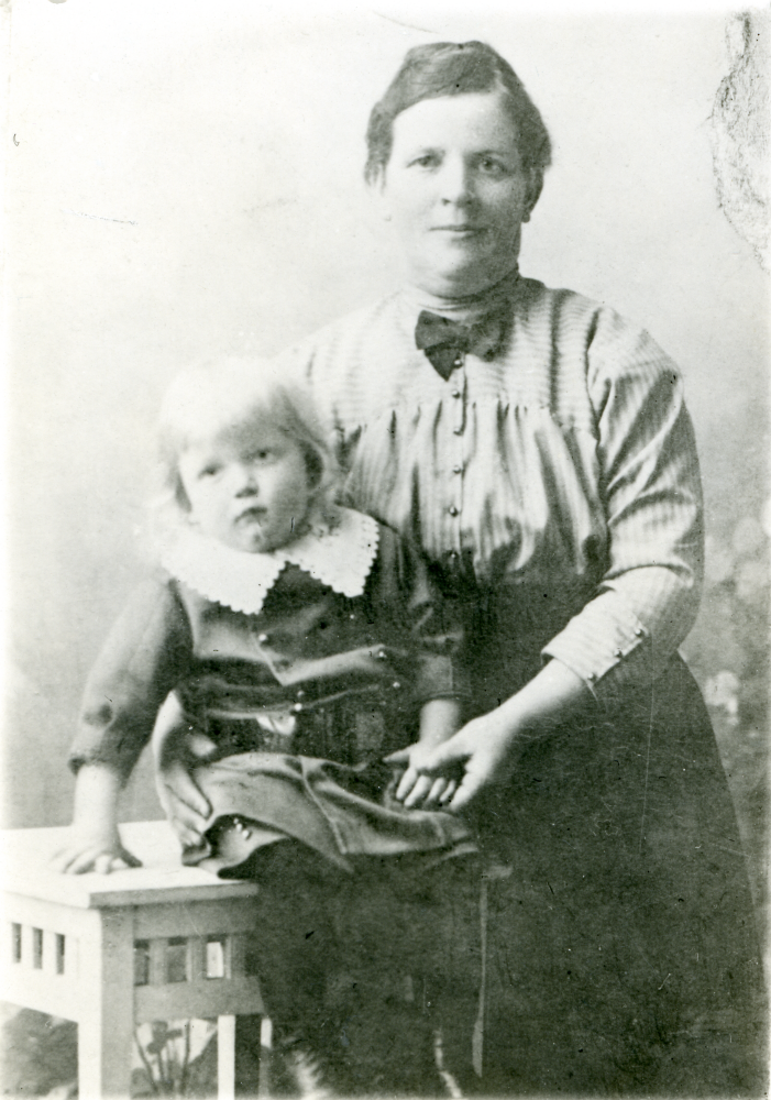Edla Charlotta Lindström född 1872 i Frösunda och dottern Edit född 1897. Edla gifte sig 1893 med Johan Ferdinand Lindström född 1871 i Vallentuna. De fick barnen Edit Charlotta 1897, Berta Helena 1900 och Sten Ferdinand 1905. Vid sekelskiftet 1900 bodde familjen i Hjälmsta och maken Ferdinand är handelsbiträde. Familjen flyttar vidare till Sursta Nannyberg sedan Mörby Skuggan och Rickby Rosenborg, där familjen utökas med fem fosterbarn. Dottern Edit Lindström blev senare lärarinna i Hjälmsta skola.