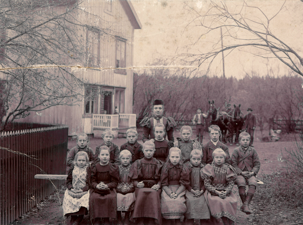 Skolfoto från Pukeby skola i Össeby-Garn. Pojken till vänster i översta raden är Hilding Östberg född 1890. Han var morbror till Kerstin Balck-Ahlén som var född och växte upp i Lilla Garn. Hennes föräldrar var Rudolf och Ingrid Balck. Bilden överlämnades i samband med skolmuseets återöppnande den 29 augusti 2021. Originalet finns på Vallentuna skolmuseum.
Uppgifter från Börje Sjöman.