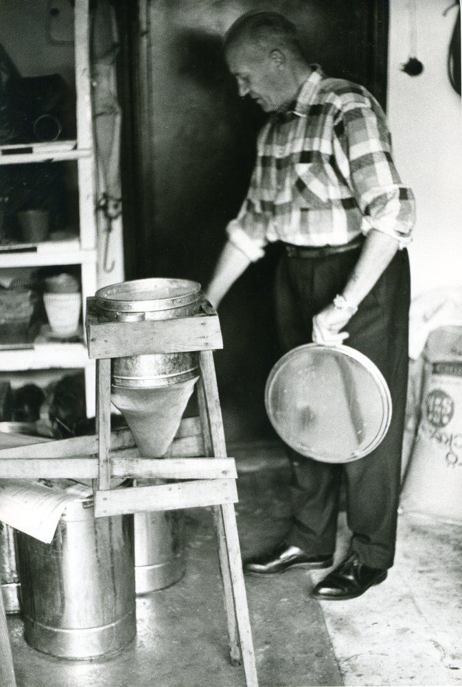 Biodlare Thitus Hahn på Åbyholmsvägen i Vallentuna arbetar med årets honungsskörd. Thitus Hahn var tidigare trävaruhandlare.
•Fotografiet ingår i bildserien ”Vardagsliv i Vallentuna kommun” av Rachael Gough-Azmier & Gunilla Blomé, Haga Studios HB.