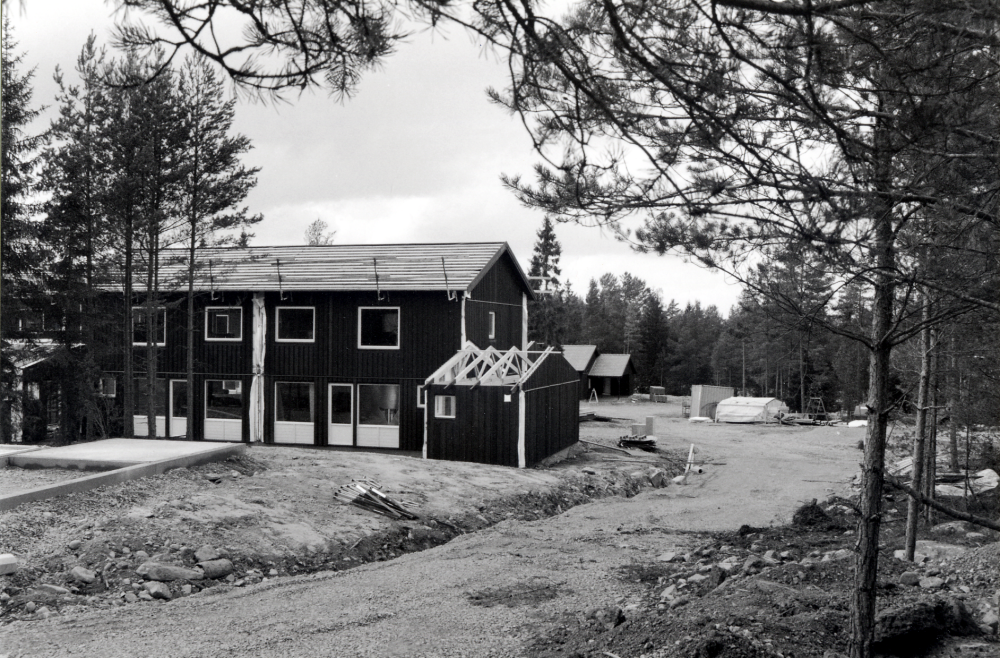 Bostadsområdet Bällstaberg byggs i södra Vallentuna.  Husen är bostadsrätter i markplan med varierande storlek. Gatuadressen blir Kantarellvägen.  Området ligger öster om Kragstalund.