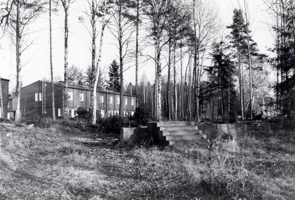 Markröjning inför byggstarten av bostadsområdet Haga i hörnet av Lindholmsvägen och Lingsbergsvägen.  T v syns radhus byggda av Folkhem med adress Disavägen.  Grunder finns kvar i området efter gamla fastigheter - på bilden är huset borta men trappan står kvar 13 november 1988