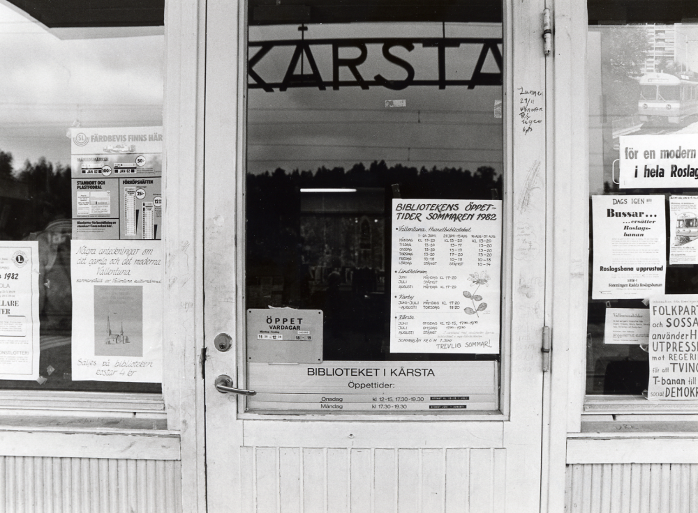 Entrén till Kårsta bibliotek i stationshuset vid Kårsta järnvägsstation.  Snart skall biblioteket flytta till nya Kårstaskolan vid Bergsjövägen och bli ett integrerat skol- och folkbibliotek.  I stationshuset har också posten sina lokaler