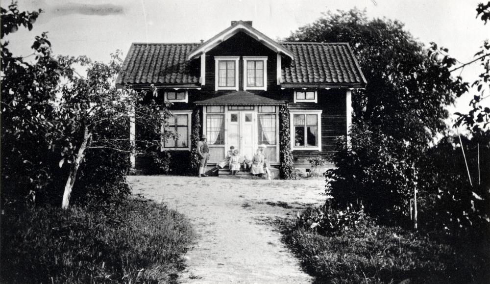 Ledinge gård. Uppgifter saknas om tid och personer.

Uppgift om fotoår saknas, men troligen första delen av 1900-talet.