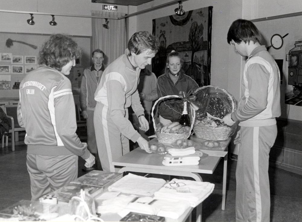 Prisutdelning i Vallentunasalen efter Vallentuna friidrottsklubbs nyårslopp i Vallentuna.  Per Tollefors? längst t h