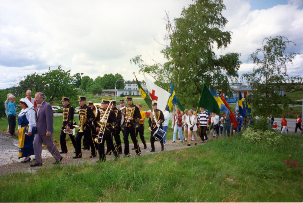 Sveriges nationaldag och svenska flaggans dag firas den 6 juni 1993. Deltagarna marscherar från Kommunalhusparken till Väsby kvarn med Svenska flaggan och Röda korsets flagga.
Foto och uppgifter: Fredrik Andersson.