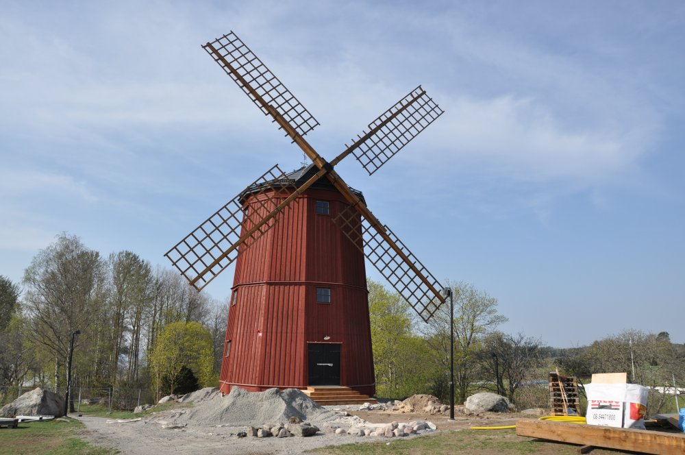 Väsby kvarn återuppbyggs hantverksmässigt i trä. Den nya kvarnen ser till det yttre ut som den nedbrunna Väsby kvarn men saknar kvarnens funktioner. 

Bakgrund: Väsby kvarn uppfördes omkring 1865 och var i bruk fram till 1912. Vallentuna hembygdsförening fick kvarnen som gåva 1959 av den sista ägaren till Väsby gård, Hanna Carlsson.Genom sitt läge på en liten höjd mellan Vallentuna kyrka och Kvarnbadet har Väsby kvarn utgjort ett välkänt landmärke och blivit en symbol för Vallentunabygden. Väsby kvarn totalförstördes vid en brand den 30 mars 2008. En omfattande yttre renovering av kvarnen var just avslutad och den inre renoveringen skulle påbörjas under 2008. I oktober 2017 tog kommunfullmäktige beslut om att återuppbygga landmärket Väsby kvarn i ett samarbete mellan Vallentuna kommun, innevånare, näringsliv och ideella krafter.