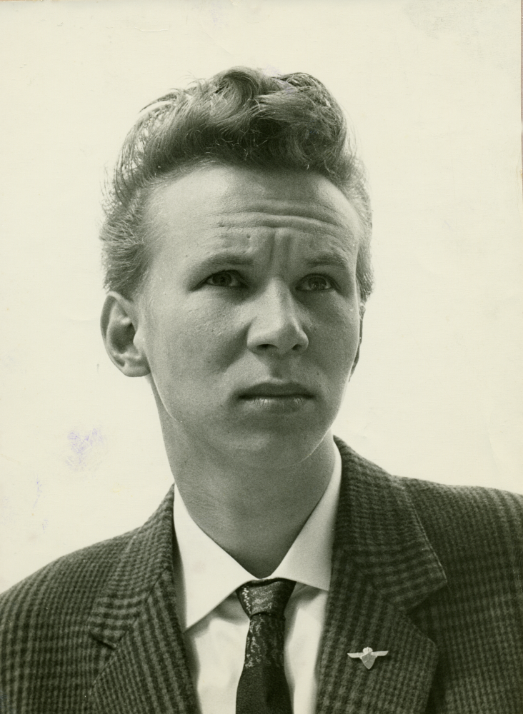 Timo Ekholm vid Ekskogens gård. Nålen på kavajslaget är F17-märket från Ronnebyflottiljen.