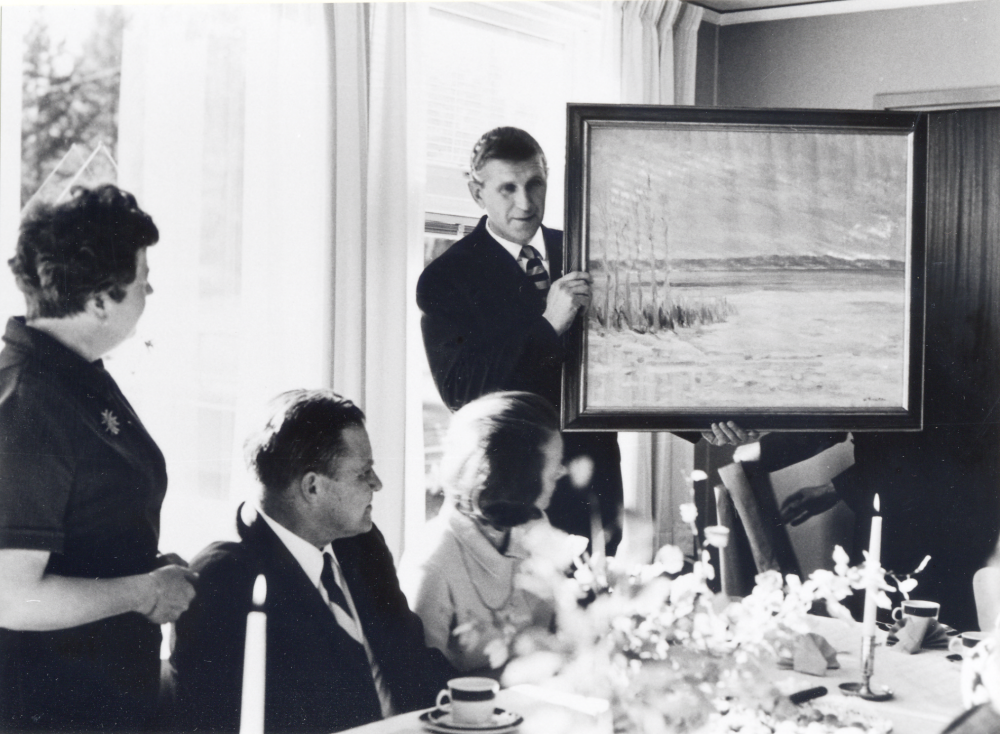 Vallentuna första daghem Videgården öppnades i februari 1969.  Runt kaffebordet vid invigningen fr v barnavårdsnämndens ordförande Lene Aae Johansson, kommunalfullmäktiges ordförande Bertil Tillborg, Birgit Lidskog och kommunalrådet Ingvar Lidskog, som överlämnar en tavla av W Forsell