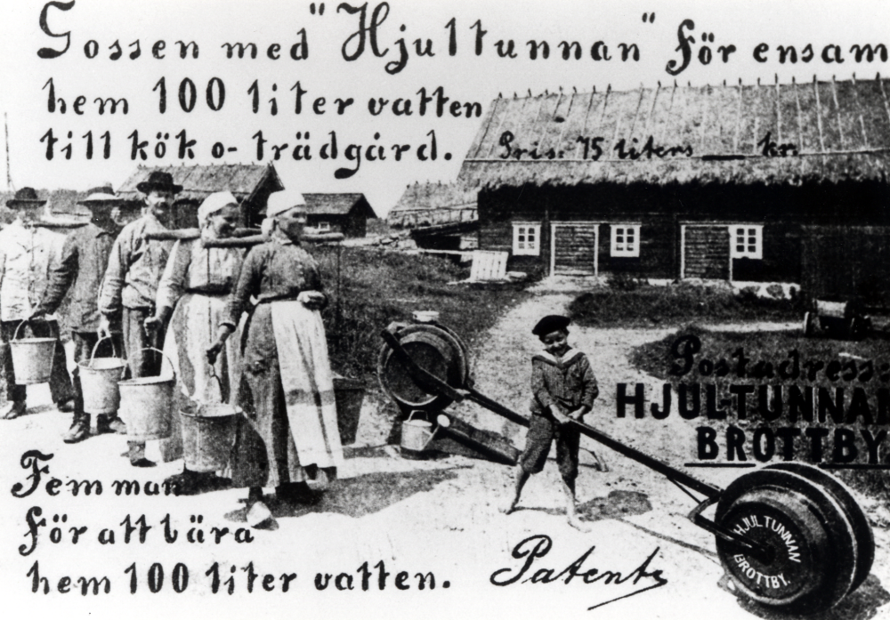 Gossen med hjultunnan för ensam hem 100 liter vatten till kök och trädgård. Kantorn och folkskolläraren J Brynolf Fromm arbetade under många år i Vada församling. Han var också litet av uppfinnare och hade patent bl a på denna s k Brottbytunnan. Reklamfotot är taget från gången till Vada kyrka mot norr och det nu rivna Vadaby stall. Församlingens kyrkstall låg i närheten. Bengt Nyberg, Harry Wennberg, och Olof Lindblom
