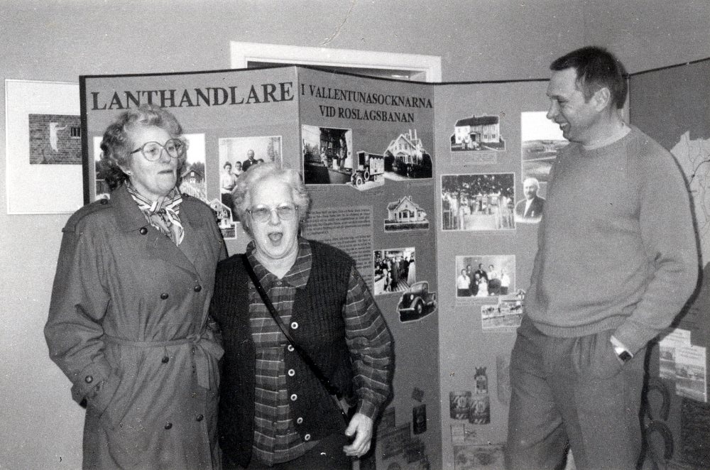 Frösunda hembygdsförening har öppet hus i stationshuset och presenterar samtidigt arbetet med boken "Lanthandlare i vallentunasocknarna vid Roslagsbanan" Lanthandelsutställningen visas och kaffe serveras. Framför utställningen står fr v besökarna Ulla Öhrlund och Ingegärd Öhman samt Gunnar Hillbo (lanthandelsinformatör)