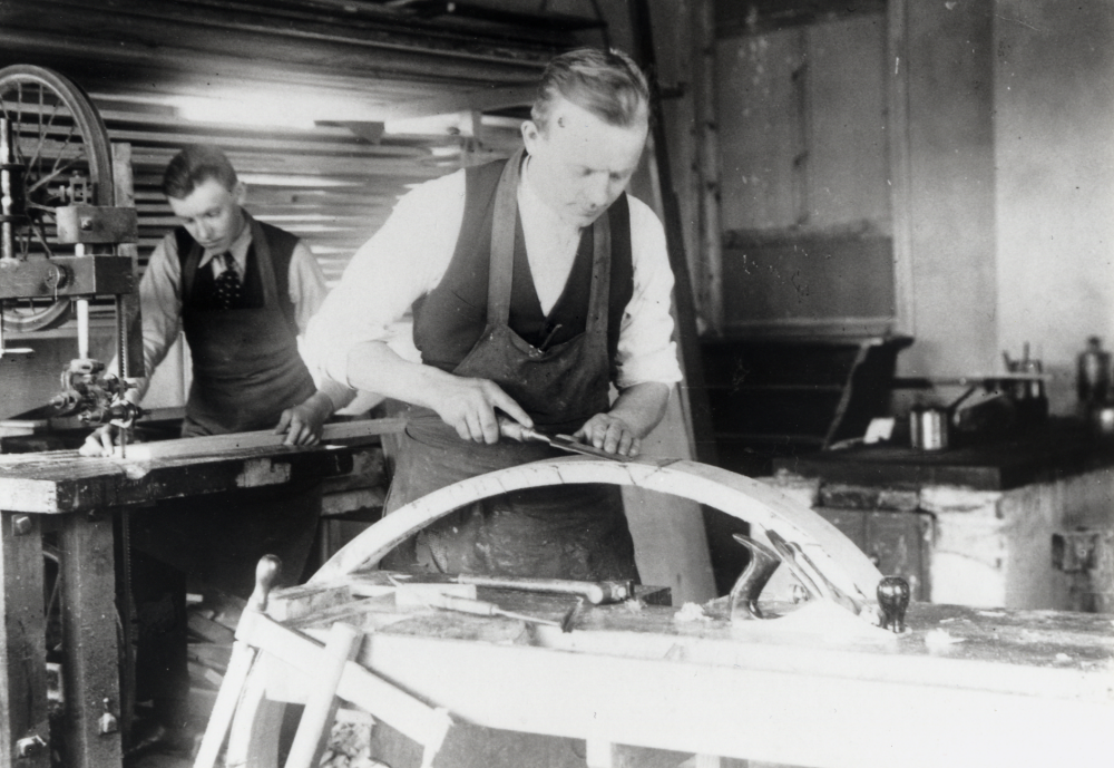 Evert Holm t v och brodern Gerhard i Everts snickarverkstad i Solbacken, Markim.  Evert hade ytterligare två bröder som hjälpte honom i arbetet. Bl a byggde man bostadshus vid Stora Mellösa och Grana, samt SLU-lokalen vid Gullbron i Vallentuna

Se Historia och minnen i Markim, s 192-195