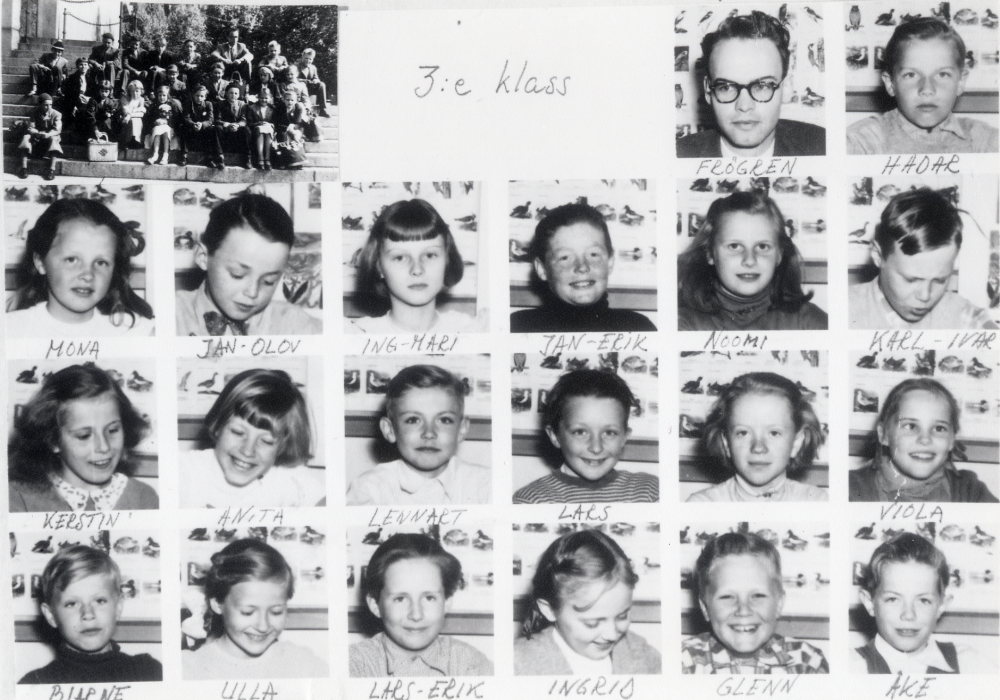 Skolfotografi från Hjälmsta skola, klass 3. Ett modernt skolkort med små porträttrutor och en liten gemensam bild t v. Övre raden fr v läraren Sven-Erik Löfgren och Hadar Axh. Rad 2 fr v Mona-Lisa Johansson, Jan-Olov Lund, Ing-Mari Söderman, Jan-Erik ?, Noomi Broman och Karl-Ivar Lindblom. Rad 3 fr v Kerstin Åslund, Anita Ek, Lennart Tillborg, Lars Jansson, Birgitta Hofgren och Viola ?, Rad 4 fr v Bjarne Karlsson, Ulla Johansson, Lars-Erik Rickberg,  Ingrid Rydell, Glenn Söderberg och Åke Brodd