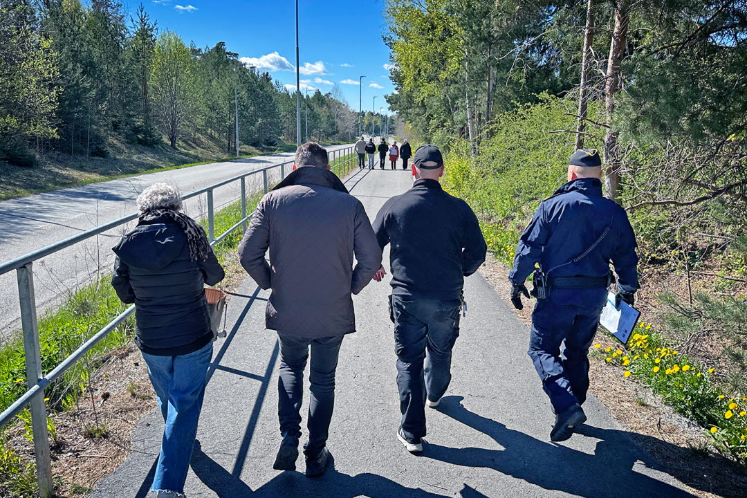 Människor som promenerar på gångväg.