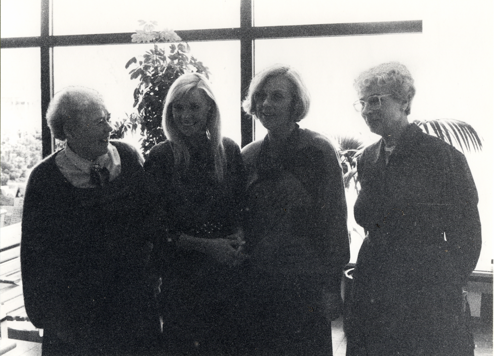 Vallentuna biblioteks vänner har haft konstituerande möte i Vallentunasalen.  Efter mötet står i bibliotekets foajé fr v delar av styrelsen Margit Ullgren, Nina Lizell, kulturchefen Ingrid Ullman och initiativtagaren Gunhild Nylén Hillbo