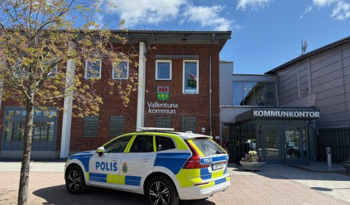 Polisbil parkerad utanför Vallentuna kommunkontor