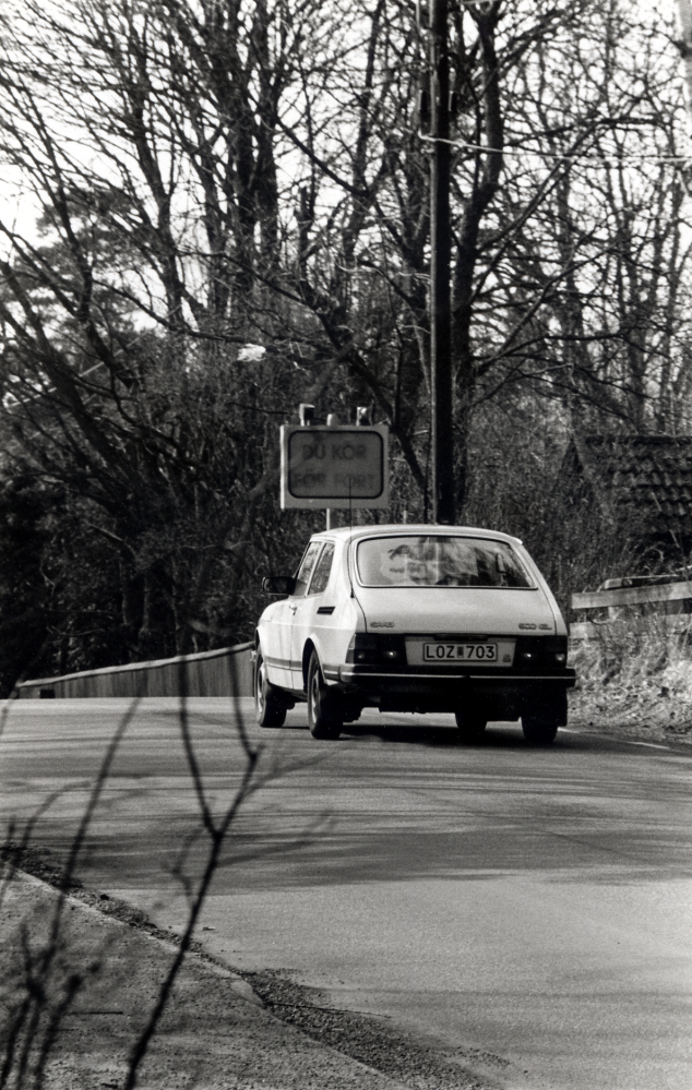 Utanför Karlbergsskolan är hastigheten reducerad till 30 km/tim.  På Karlbergsvägen utanför skolan står en skylt där texten "Du kör för fort" lyser om passerande bilar  passerar skylten med högre hastighet än tillåten