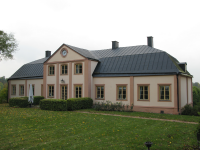 Huvudbyggnaden mot parken vid Lindö säteri. Gården uppfördes omkring år 1750.