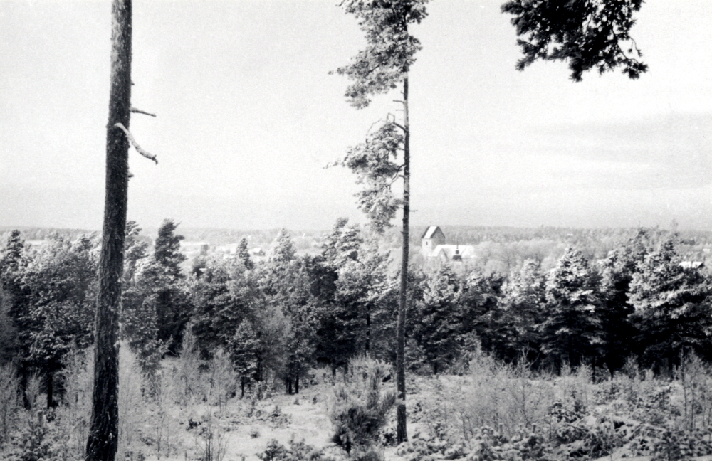 Utsikt mot väster från Skolhagen vid nuv Lagmansvägen mot Vallentuna kyrka.  Josef Andersson och hans familj köpte en tomt i detta område, men byggde aldrig något eget hus.  Tomten såldes senare för inköpspris.
