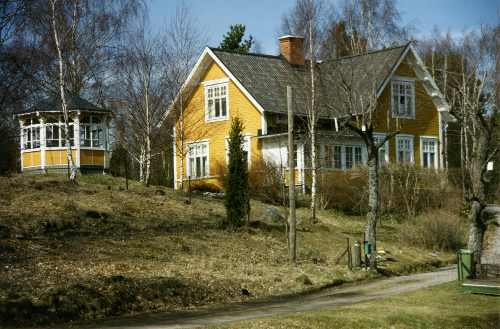Kullen ligger väster om Vallentuna kyrka.