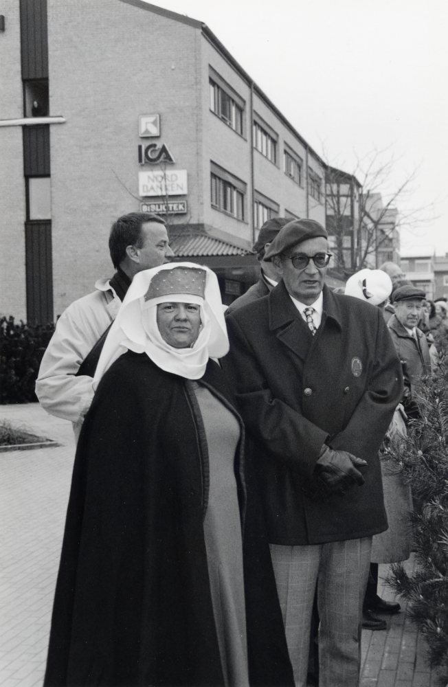 Vallentuna fyller 800 år.  I Vallentunakalendariet, Sveriges äldsta bok,  finns året 1198 antecknat, detta år ligger till grund för jubileet.  Jubileumsfirandet inleddes på Tuna torg med invigning av landshövding Ulf Adelsohn och kommunalrådet Birgitta Almlöf, medeltidsklädd.  I fönstret i bakgrunden på Tärningen står Charlotta Mickelsson och Susanna Dethloff färdiga att fira ned en big-image av årtalssidan ur Vallentunakalendariet.