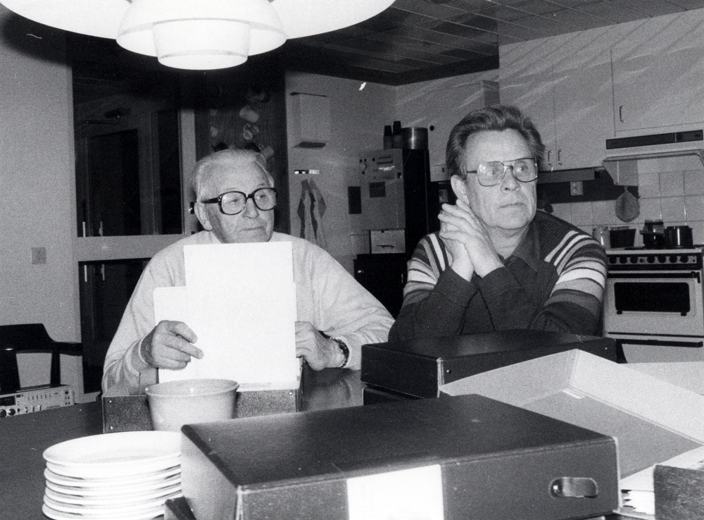 Studiecirkeln Bonden Ejnar Carlsson och hans bilder besöker Vallentuna bildarkiv och tittar på bildmaterialet i Tärningens lunchrum. T v Sigvard Jansson och t h Olle Wredh. Studiecirkeln är ett samarbete mellan Studieförbundet Vuxenskolan och Frösunda hembygdsförening. Kursledare är Gun Hillbo