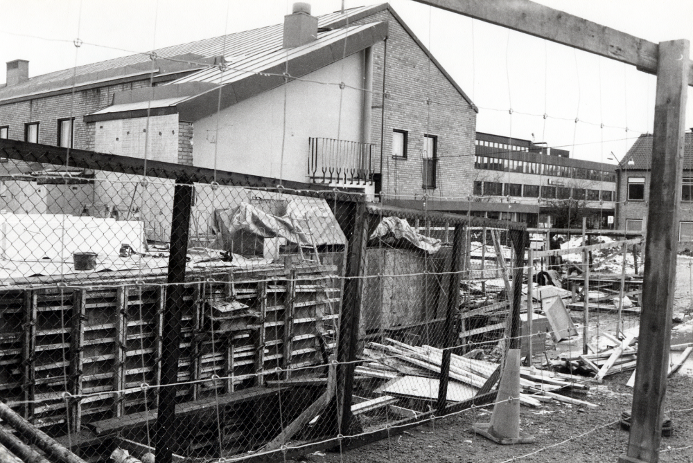 Gamla Konsumhuset byggs om och får heta Torghuset. Domus nya varuhus är klart. En mellanbyggnad byggs här på bilden där Länsförsäkringar kommer att ha sina lokaler