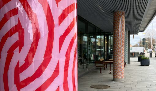 Pelare klädda i polykarbonat med färgglada mönster
