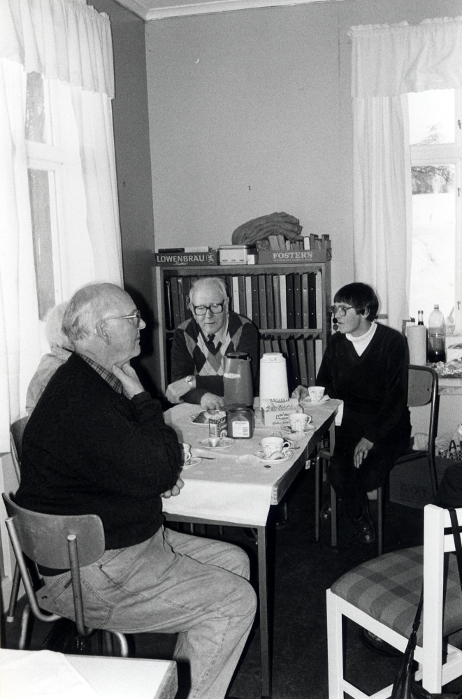 Frösunda hembygdsförening har öppet hus i stationshuset och visar resultatet av Granbygrävningarna.  I stationshusets bottenvåning har föreningen ett museum med skänkta jordbruksredskap och en samlingslokal. På bilden samtalar fr v Gustaf Åkerblom, Inga Åkerblom (skymd), Folke Fröman? och Jean Bokström vid kaffebordet