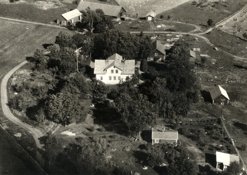 Uthamra gård byggdes 1891-92 av Werner Eneroth som kom från Seneby. Huvudbyggnaderna har stora likheter med varandra.  Huvudbyggnaden brann ner till grunden 1962. 1993 bor Eva Kristiansson, född Åkerberg på gården