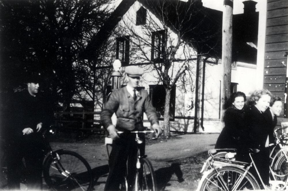 Frösundaungdomar med cyklar utanför Frösunda handel. Fr v Ejnar Carlsson, Göte Stjärnholm, Gun Ekenberg, Inger Österberg och Maj-Britt Hollander.  Bakom Göte syns affärens bensinpump