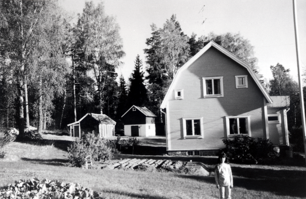 Kristineberg strax före rivningen inför bygget av Arningeleden. Flickan heter Sara Lindgren, dotterdotter till Ingegerd, född Hedlund.  Ingegerds föräldrar var åkare Elis Hedlund och hans hustru Rut. De bodde med sina barn på Kristineberg från 1944.