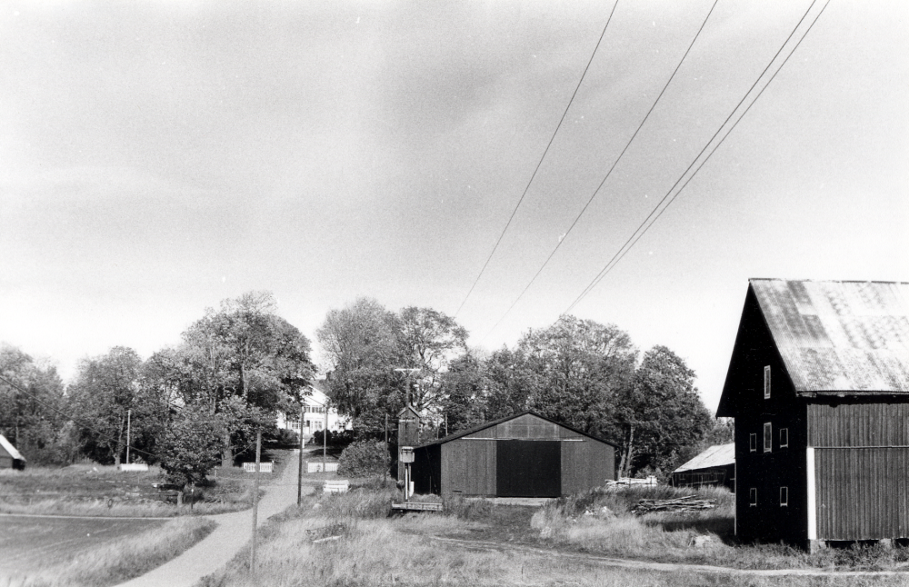 Molnby gård i Vallentuna byggdes på 1700-talet, arkitekt var eventuellt Carl Hårleman. Ägare 1990 är Inger och Ove Ekström
