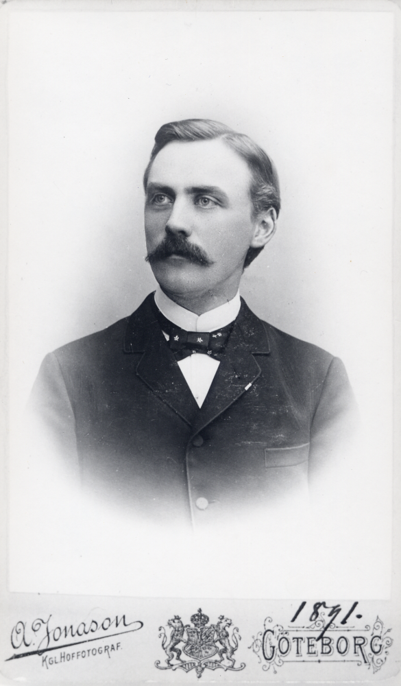 Amatörfotografen, organisten och folkskolläraren  Zackeus Waldebäck  fotograferad i Göteborg, 30 år. Hans fotografsignatur var ZC, dvs  Zackeus Carlsson.  Familjenamnet Waldebäck antog han och familjen i början av 1900-talet.  Zackeus levde 1861-1931.  Han var lärare och organist i Frösunda 1887-1921