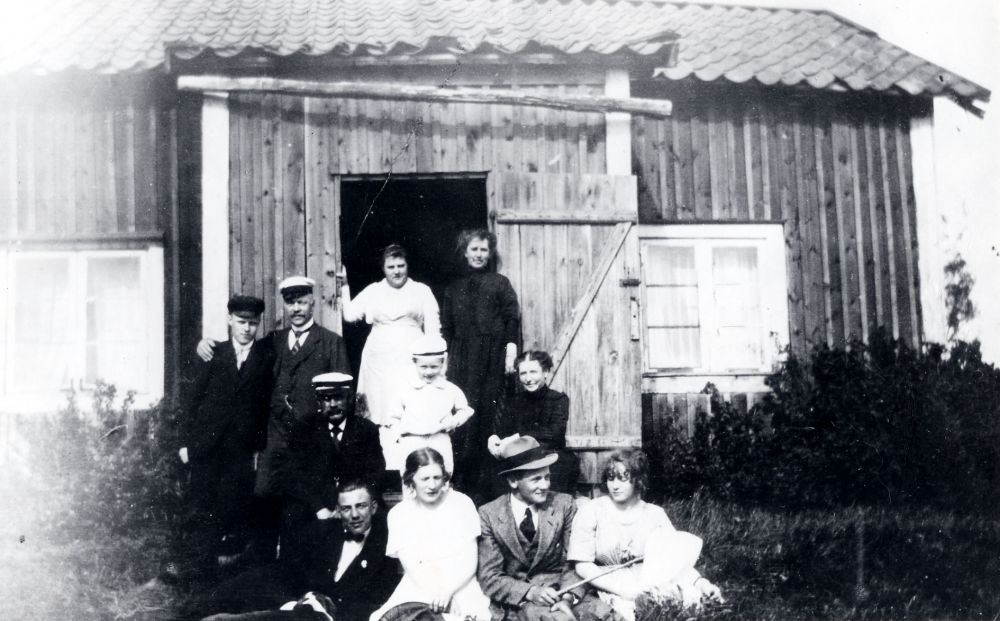 Kapernaum vid Skesta Övre raden fr v Gunnar Björnberg hans far Björnberg modern Tyra Björnberg och hennes syster Sigrid Ahlberg I mitten fr v Anton Eneroth Erik Björnberg son till Tyra, och Tyras syster Anna Ahlberg Sittande längst ner fr v Sven Duva Maja Fredlund Clas Fredlund och Gerda Eneroth mor till Gun Fohlin, Stora Benhamra
