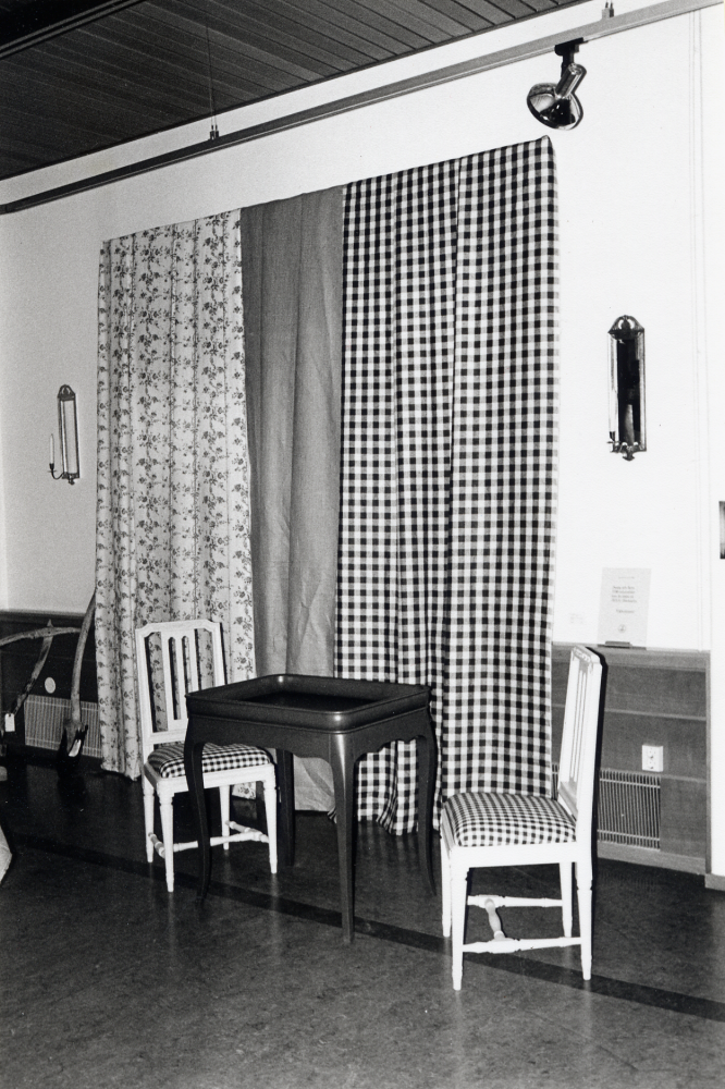 Eva Rahmqvist och Iréne Gustafson från kulturförvaltningen har under historieåret 1993 tillsammans med hembygdsföreningarna i Vallentuna producerat utställningen 1700-tal i Vallentuna.  IKEA:s 1700-talsmöbler och textilier har välvilligt lånats ut till utställningen