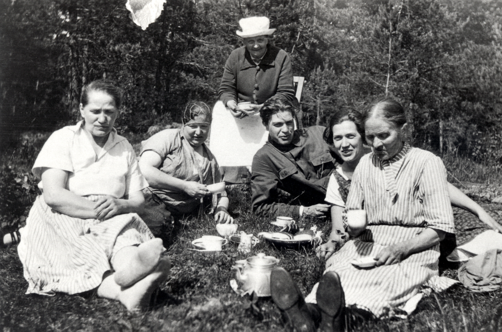 Selma Andersdotter i Fågelsången bjuder sommargästerna Andersson på kaffe.  Selma ägde ett stort markområde runt Fågelsången