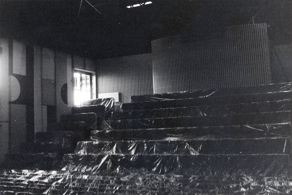 Vallentuna teater strax före invigningen i oktober 1986. Stolarna är täckta med plast. Teatern används som aula och skrivsal för Valletuna gymnasium och är tillbyggd söder om Vallentuna gymnasium f d Tellus Maskins fabrikslokaler.