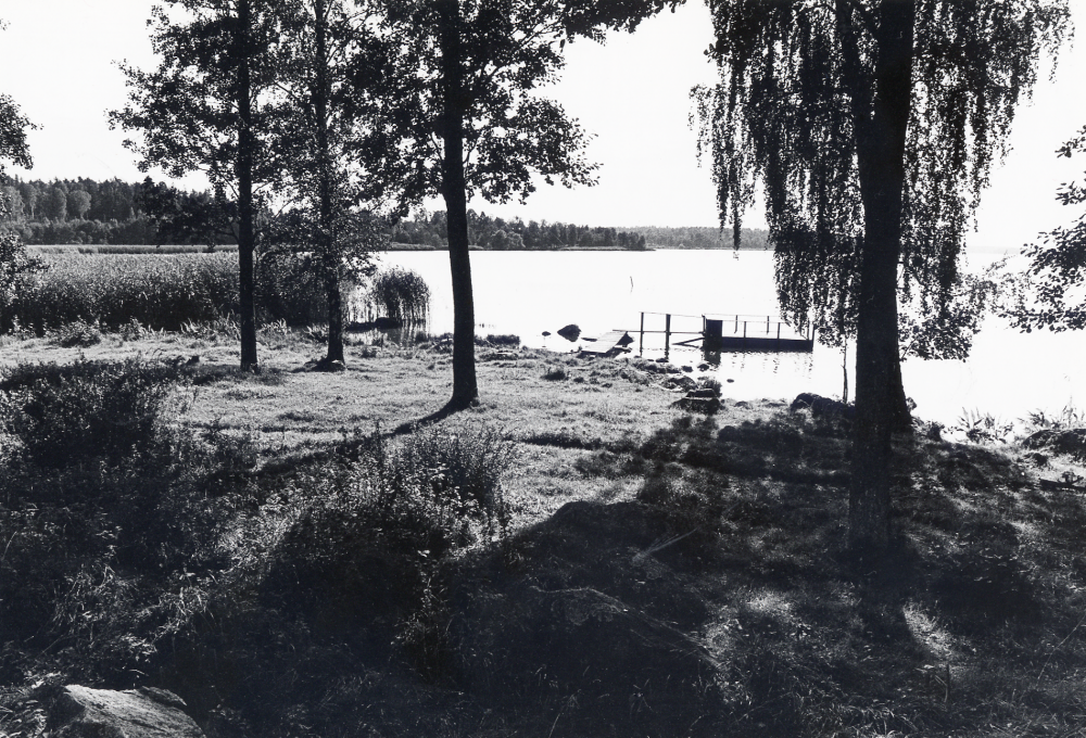 Vallentunasjön  den norra delen,  Kyrkviken  nedanför Vallentuna kyrka.  Vid denna lilla udde var tidigare en badplats
