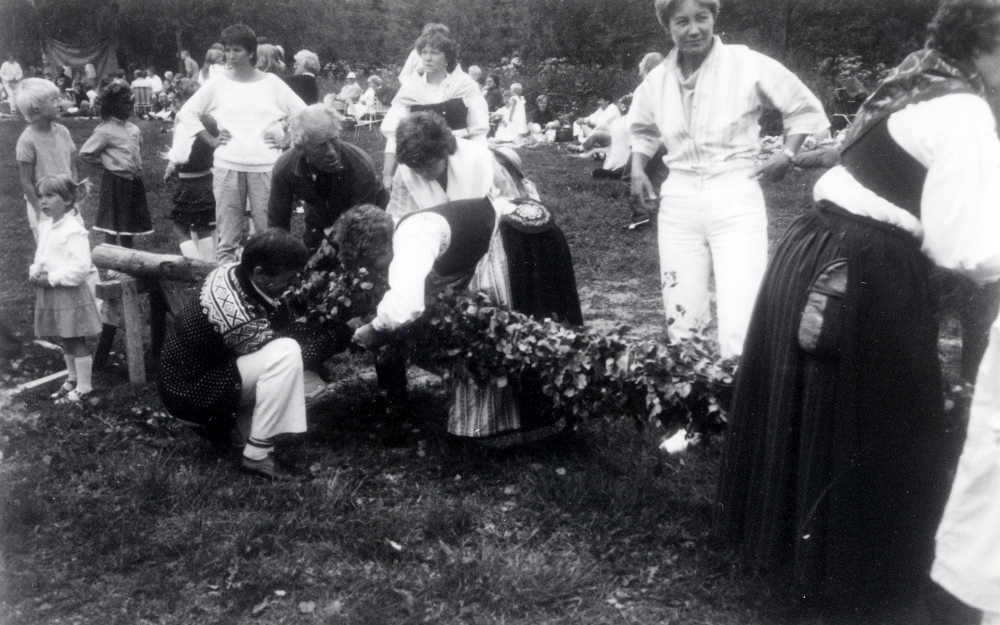 Midsommar firas på Björkvallen i Frösunda. Här lövas midsommarstången. I ljusa byxor i bildens mitt står Irene Helgöstam