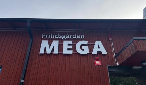 Megas kylt på utsidan av fritidsgården.