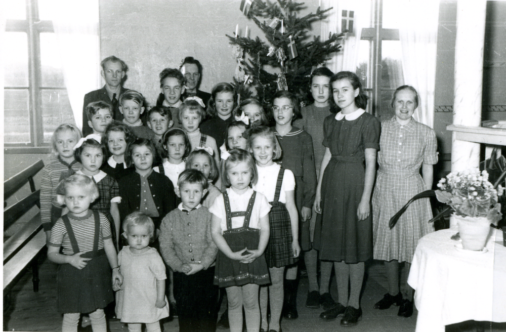 Söndagsskolan i Betaniakapellet i Lilla Garn.  Med på bilden är Erik Olofsson, Kjell  och Nils Johansson, Hans Eneroth, Yngve Johansson, Curt Andersson, okänd, Gertrud och Anita Pettersson, Solveig Johansson, Inga-Greta Lindström. Maud Kraemer, Lisen Olofsson, Sigbrittt Johansson, Anita Andersson, Birgitta Johansson, Evy Ländin, Inger Eriksson, Yvonne och Harriet Andersson, Elisabeth Eriksson, 2 barn Olofsson, Berit Andersson och Eva Alstermark