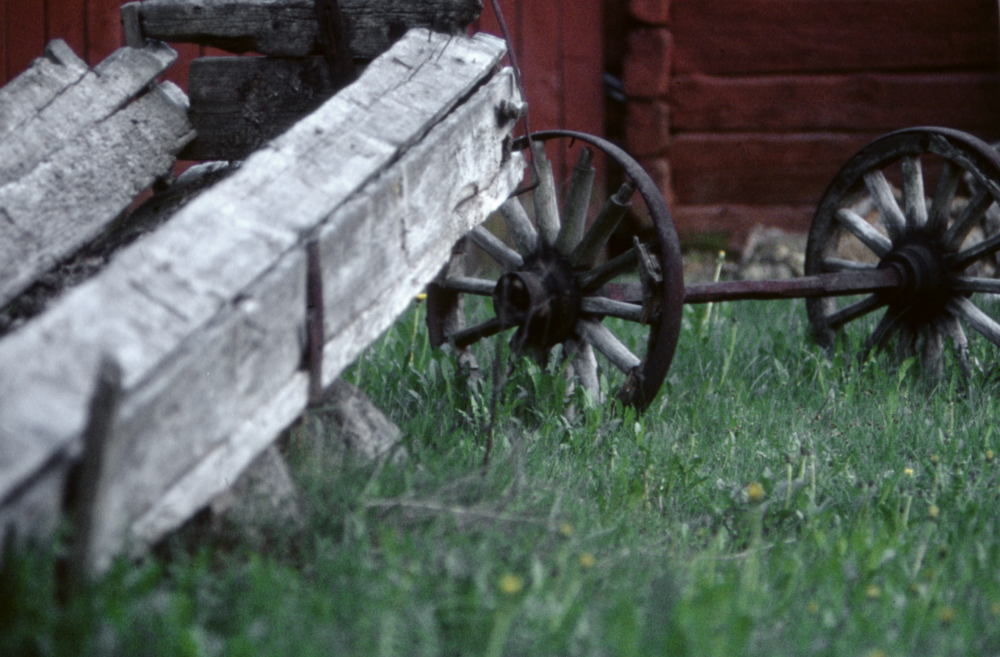 Vid Norrtorp finns många gamla jordbruksföremål. Fotografiet ingår i bildserien Några torp i Vallentuna 1970 som köptes av Vallentuna kommun. Dokumentationen gjordes mot bakgrund av den snabba förvandling av kulturlandskapet som skett och ännu sker. Många torp anlades under den svenska landsbygdens folkökning under slutet av 1700-talet och decennierna framöver. Dessa torp och små gårdar försvinner alltmer då de inte längre är lönsamma. Kulturmiljö.