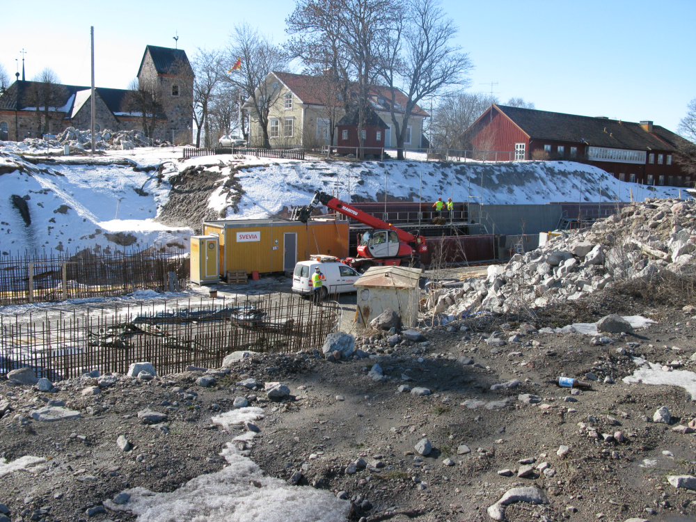 Sociodukten mellan kyrkan och Vallentuna centrum håller på att byggas. I bakgrunden syns kyrkoområdet med Vallentuna kyrka till vänster.