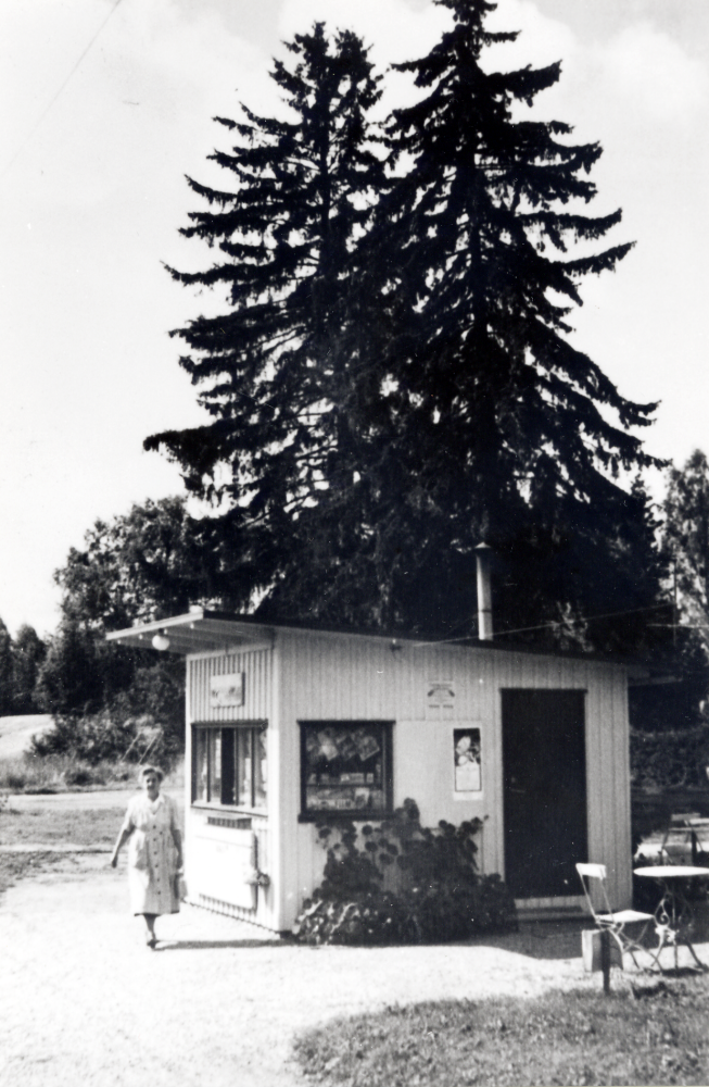 Lindholmens kiosk nära järnvägsstationen.  Ev är det Ida Carlsson (Flinga) som går vid kiosken