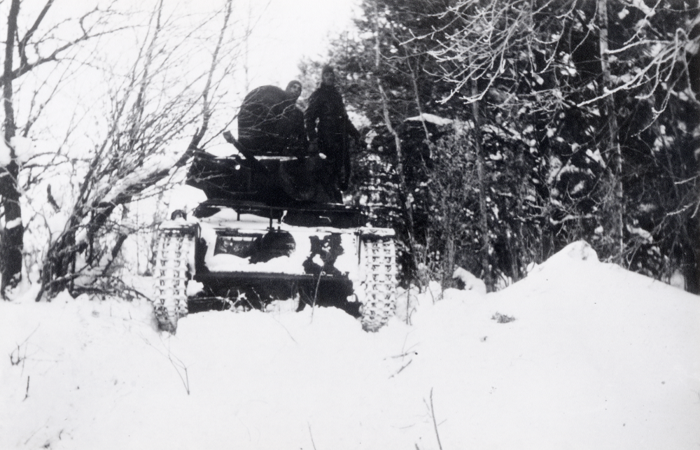 Upplandsmanövern 1932. En stridsvagn i snö. Överbefälhavare för manövern var kronprins Gustaf Adolf