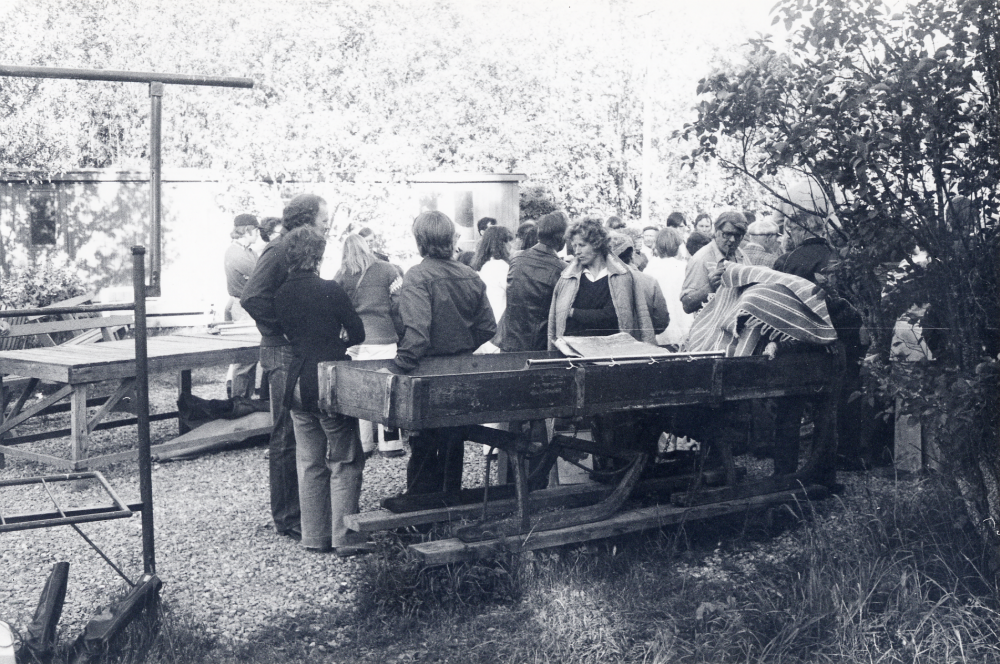 Sten Zetterlund  håller  auktion  på  Karlavägen 8.  Tidigare hade Zetterlund sin auktionsfirma i  Åbyholms gård.  Huset på Karlavägen revs 1989 när bostadsområdet Hagaberg byggdes.  Här står människor runt en gammal  släde  fylld bl a med trasmattor