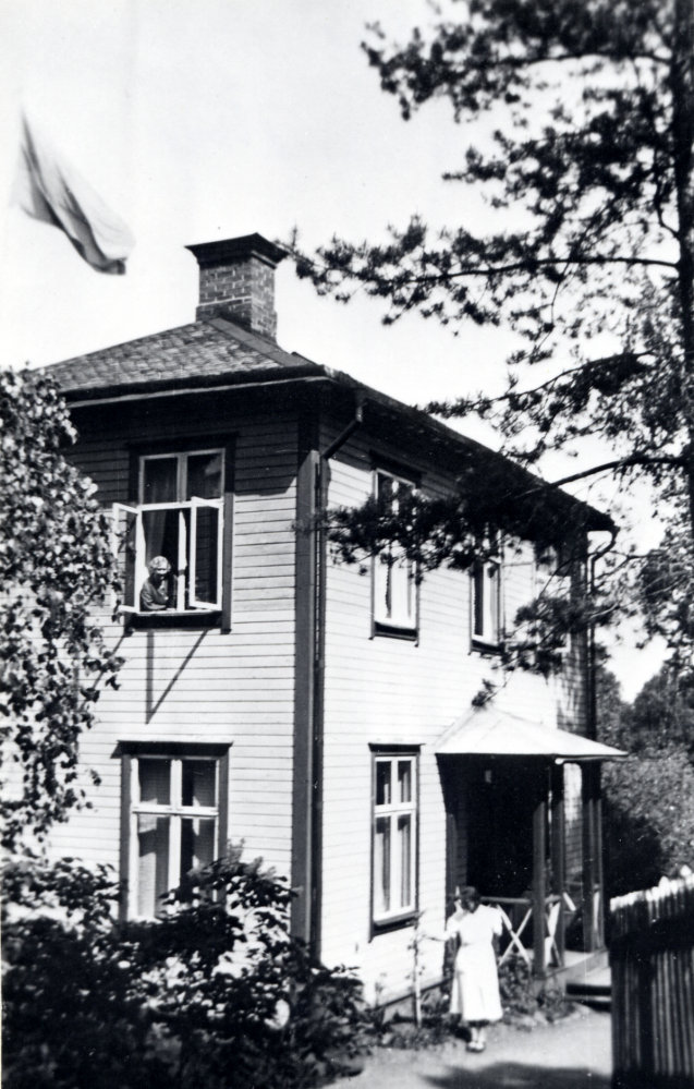 Davidsborg i Trekanten, bostad för familjen Öberg, Mina och Erik Öberg, samt barnen Stina och David. 

Uppgift om fotoår saknas, men troligen första delen av 1900-talet.