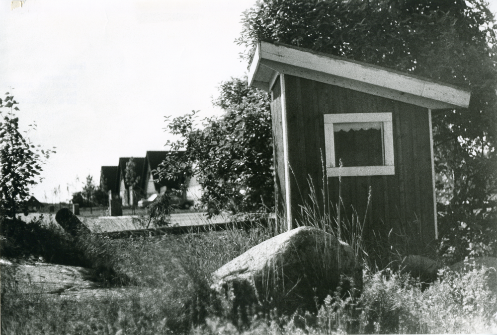 Sundby villaområde i Brottby. Gammal och ny bebyggelse.
•Fotografiet ingår i bildserien ”Vardagsliv i Vallentuna kommun” av Rachael Gough-Azmier & Gunilla Blomé, Haga Studios HB.