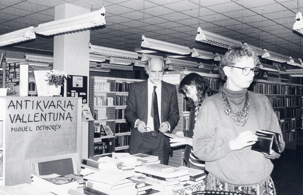 Bokfest 1990 i Vallentuna bibliotek.  Inne i biblioteket säljer  Miquel Dethorey i Antikvaria Vallentuna böcker