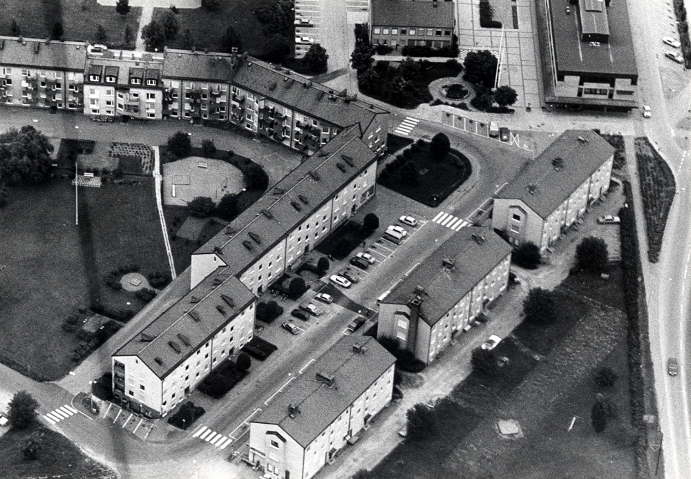 Flygfoto över södra delen av Vallentuna centrum med Centralvägen i bildens mitt. Överst t h syns Tuna torg med Tunahuset och Valentuna kommunalhus T v baksidan av bostadsrätterna med adress Skördevägen